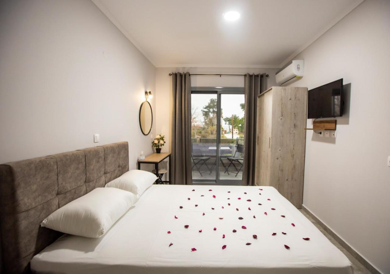 Artemida Suites Hanioti Bagian luar foto