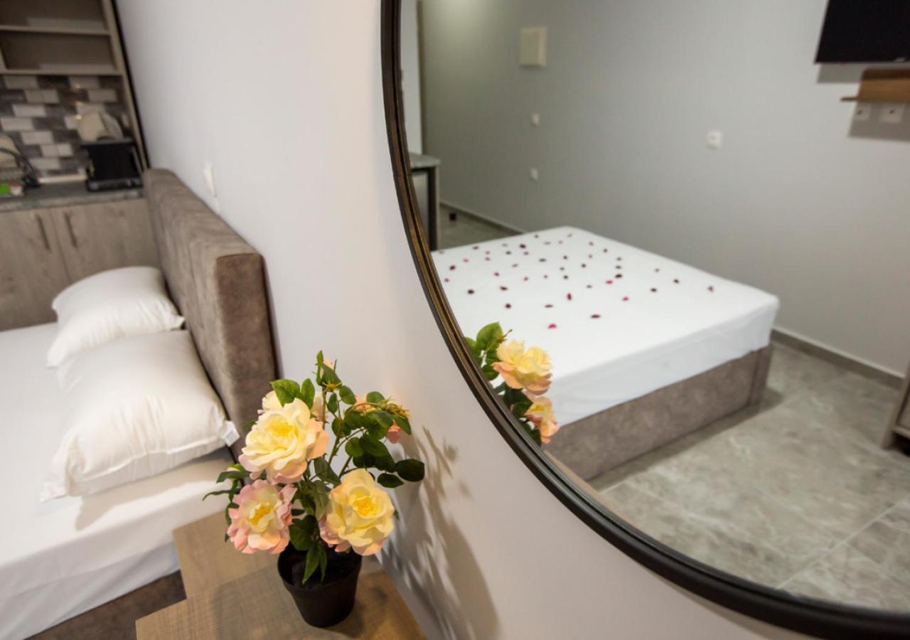 Artemida Suites Hanioti Bagian luar foto