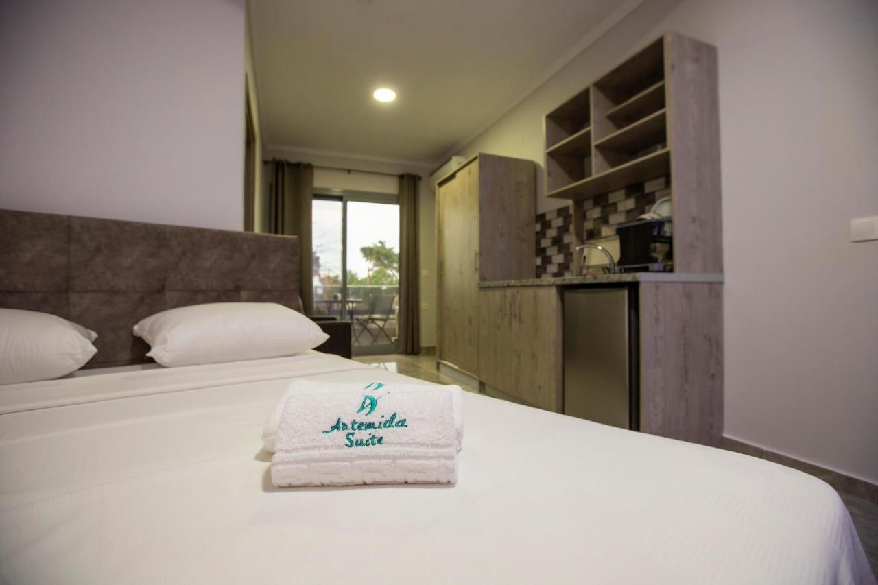 Artemida Suites Hanioti Bagian luar foto