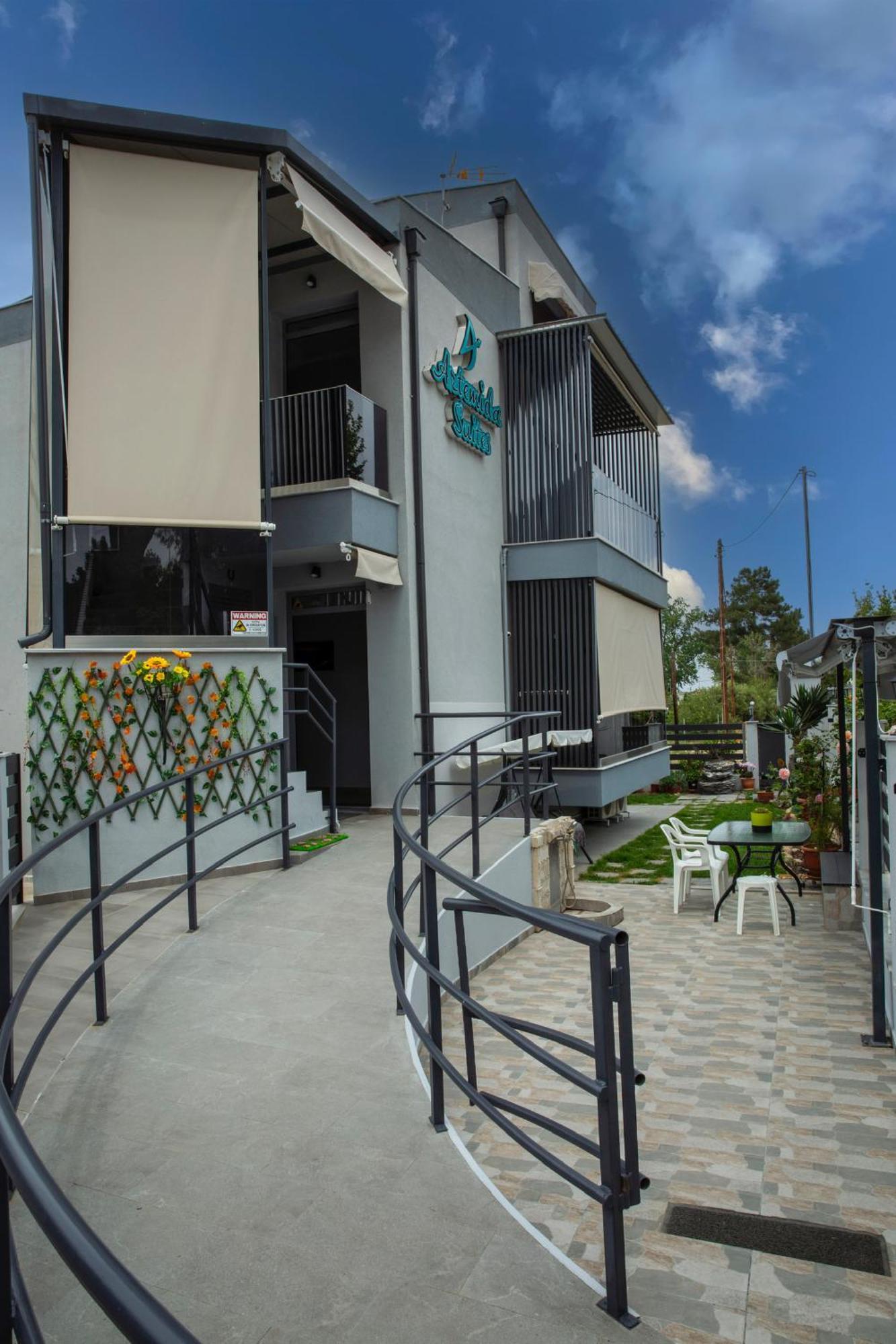 Artemida Suites Hanioti Bagian luar foto